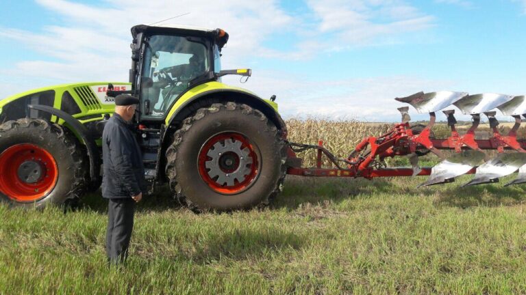 Детальніше про статтю Демопоказ трактора CLAAS AXION 950 на Тернопільщині