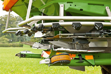 Детальніше про статтю Ідеальний поперечний розподіл добрив із сенсорною системою від AMAZONE