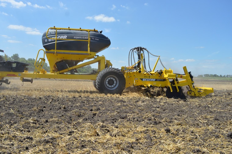 Детальніше про статтю Глибокорозпушувач смугового обробітку BEDNAR Terrastrip ZN