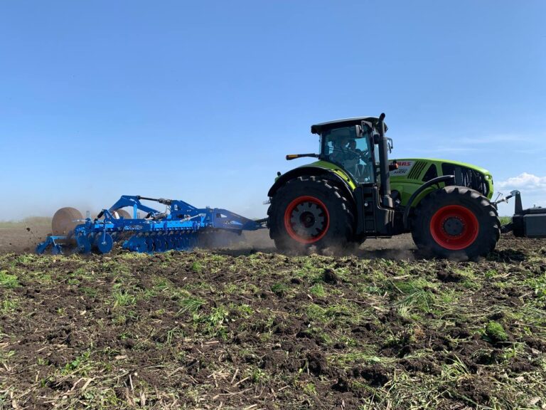 Детальніше про статтю Демонстрація LEMKEN Rubin 10/600  та CLAAS AXION 950 на Львівщині