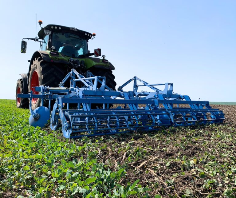 Детальніше про статтю Демонстрація CLAAS AXION 830  та культиватора LEMKEN Kristall 9/400